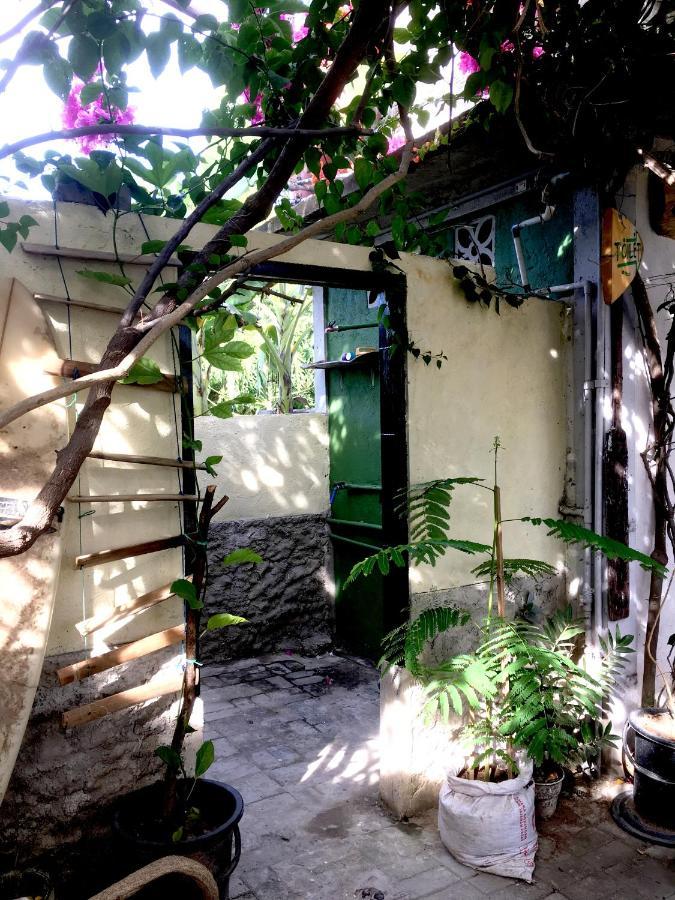 Merdeka House Maluk Екстер'єр фото