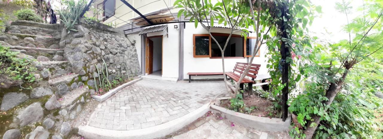 Merdeka House Maluk Екстер'єр фото