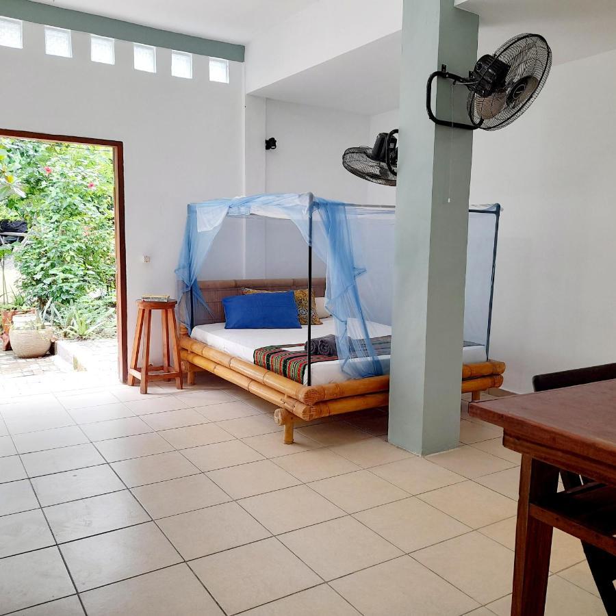 Merdeka House Maluk Екстер'єр фото